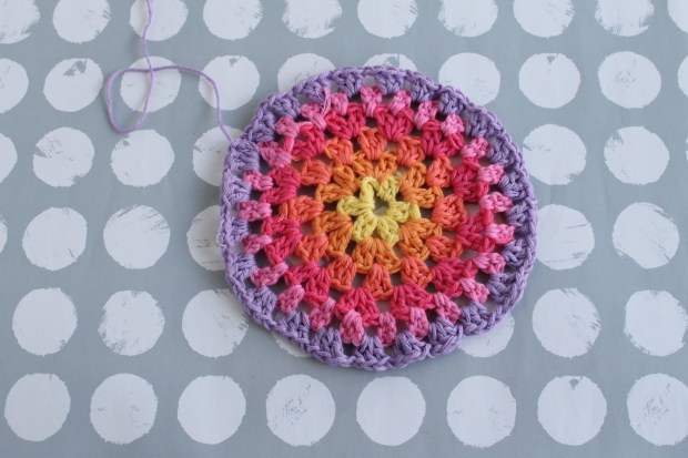 Free rainbow circles granny square crochet pattern and tutorial