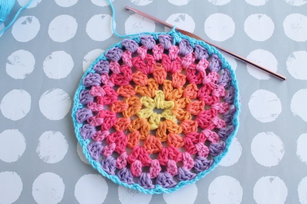 Free rainbow circles granny square crochet pattern and tutorial