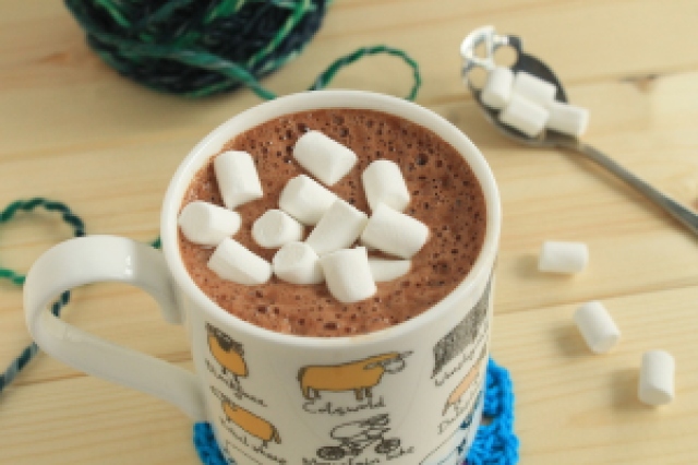 Hot chocolate with marshmallows in a sheep mug with yarn: read about how everything went wrong on GamerCrafting